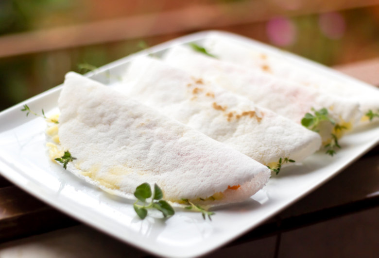 Tapioca Produzida a partir da mandioca, a tapioca caiu no gosto dos fitness de plantão. Ela é rica em carboidratos e tem alto valor energético, mas o valor calórico varia de
acordo com o tipo de recheio. Para se deliciar sem prejudicar a dieta, opte por recheios de frutas e evite combinações com muito açúcar ou alimentos gordurosos como leite de coco e leite condensado. Um
exemplo citado pela nutricionista é a tapioca de queijo minas (1 fatia pequena tem 28 calorias) e goiabada diet (uma colher de sopa tem 68 calorias)