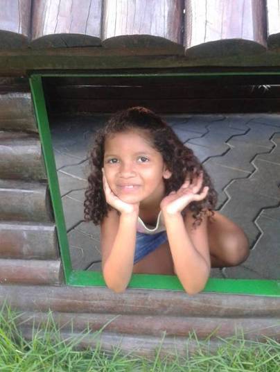Pereira foi preso na tarde de segunda-feira (13) e confessou
o crime. Ele afirmou que havia cheirado loló por três dias. Quando Jhuliany
passou perto dele, ele a agarrou e cometeu todos os crimes