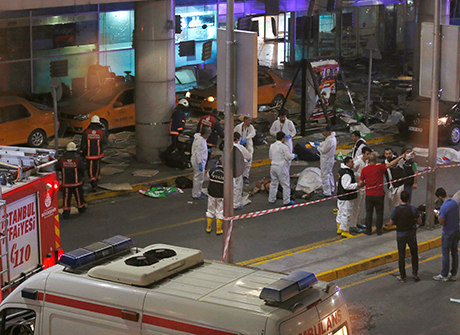 Veja as imagens do terror e da destruição em aeroporto atacado