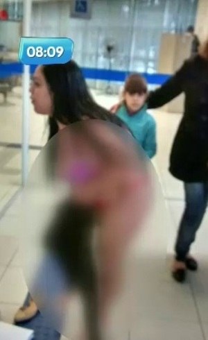  Mulher tira a roupa após não conseguir entrar em agência bancária