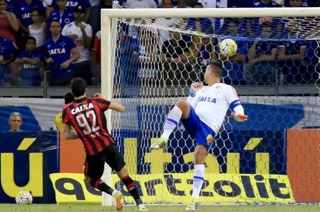 Pablo marcou o primeiro da vitória do Atlético-PR sobre o Cruzeiro