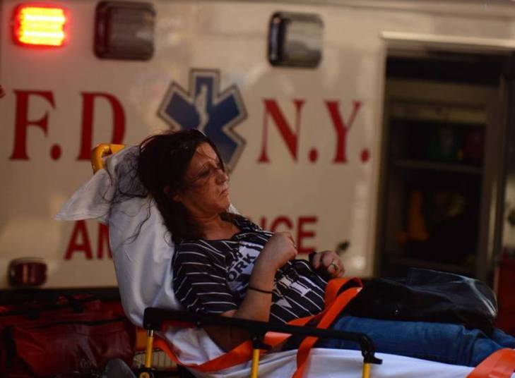 Ao lado de muitas desses usuários, estavam pacotes com os apelidos dessas drogas conhecidos nas ruas. Doze pacientes foram levados para Woodhull Hospital. Cinco foram levados para Wyckoff Heights Medical Center