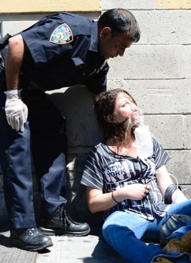 As autoridades foram informadas a respeito dessa onda de overdoses após um telefonema para a emergência 911, que relatava a presença de pessoas com estado mental alterado