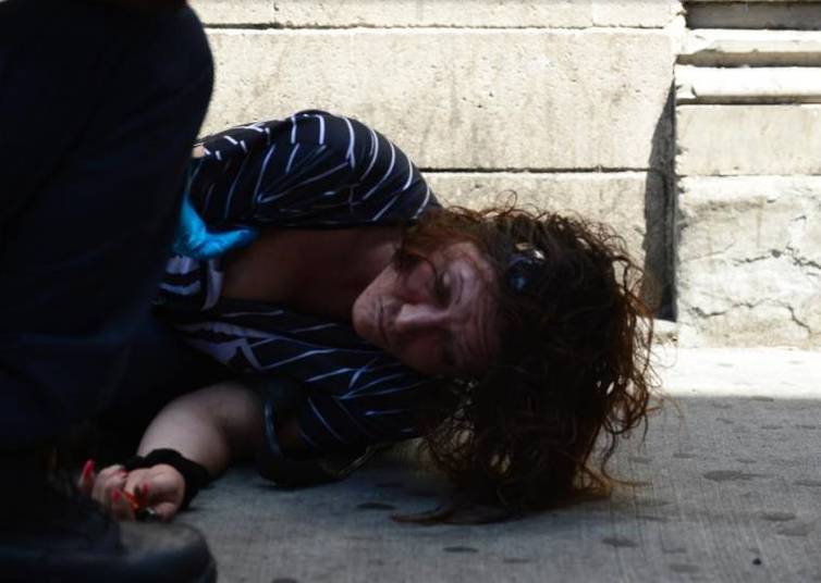 A droga tem afligido o bairro nos últimos anos, com viciados visivelmente em estado alterado largados ao longo das calçadas, segundo contam vizinhos e trabalhadores