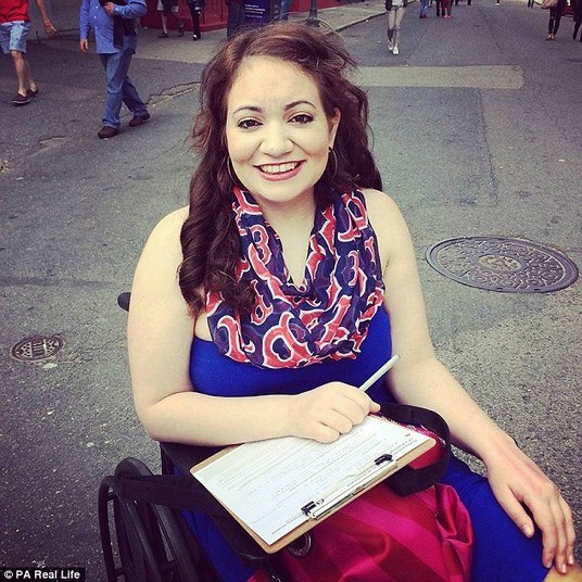 Arianna afirmou que não se recorda de nenhum momento de sua vida sem sentir dor. Apesar disso, a estudante de psicologia não perde as esperanças. — À medida em que eu fui crescendo, meus membros começaram a crescer também. Mas essas coisas acontecem para nos testar. Da cintura para cima, pareço uma jovem normal. Mas sou outra pessoa da cintura para baixo 