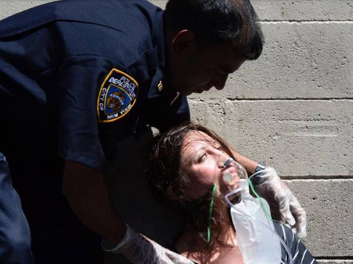 O Departamento de Saúde da cidade informa que tem registrado um pico de atendimentos de emergência relacionados ao K2 em prontos-socorros de toda a cidade. A instituição alerta:— Lembramos os nova-iorquinos que o K2 é extremamente perigosoPolícia atira em homem que fumava maconha na Times Square, em Nova York