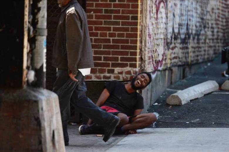 Outro parecia estar em estado de sonambulismo enquanto policiais tentavam convencê-lo a entrar em uma ambulância para ser atendido. No total, oito pessoas em estado alterado foram hospitalizadas