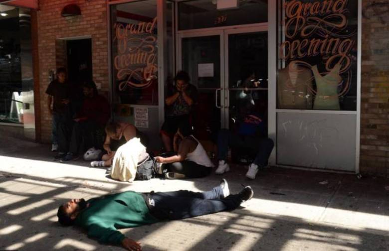 O prefeito de Nova York, Bill de Blasio, assinou em outubro uma lei que torna crime a venda ou produção de K2, com pena de até um ano de prisão e multas no total de R$ 181.600,00

Conheça o R7 Play e assista a todos os programas da Record
na íntegra!

 