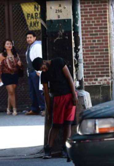 Um dos moradores que cresceram no bairro, Brian Arthur, resumiu sua surpresa em relação ao estado das pessoas:— Foi como uma cena de The Walking Dead, eles estavam como zumbis