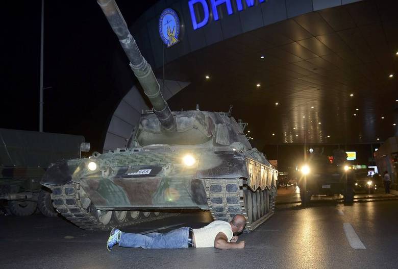Em meio aos conflito entre populares e militares, um homem deitou em frente a um tanque do exército local, no aeroporto Ataturk, em Istambul