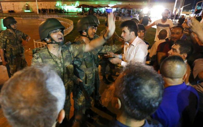 Militares turcos discutem com manifestantes na Praça Taksim,
em Istambul