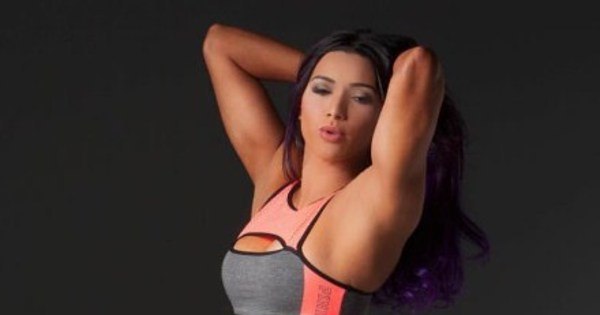 Paolla Oliveira posa para ensaio de lingerie em tons de 