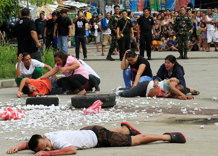 'Vítimas' de simulação de terremoto gritam por ajuda durante treinamento nas Filipinas