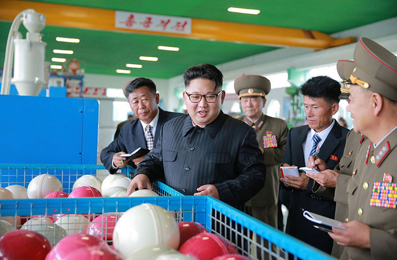 O ditador norte-coreano, Kim Jong Un, visita uma nova fábrica de equipamentos para a pesca sob o comando das Forças Armadas da Coreia do Norte