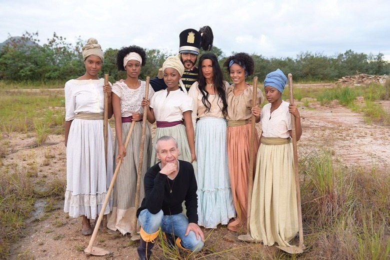 Depois de fazer a egípcia e a hebréia, em Os Dez Mandamentos, Xuxa vai invadir a novela Escrava Mãe e divertir o público como Xuliana. Dirigida por Ignácio Coqueiro, a esquete ainda conta com as participações dos atores Junno Andrade e Fernando Pavão.  A brincadeira vai ao ar no programa desta segunda-feira (1)