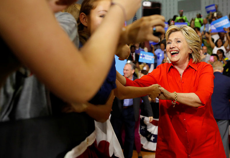 Candidata democrata Hillary Clinton cumprimenta eleitores durante visita a escola de Ohio, nos Estados Unidos, no sábado (30)