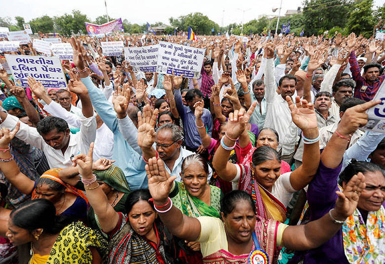 Multidão protesta contra o que eles chamam de ataques à comunidade Dalit, de casta baixa, na Índia em Ahmedabad neste domingo (31)