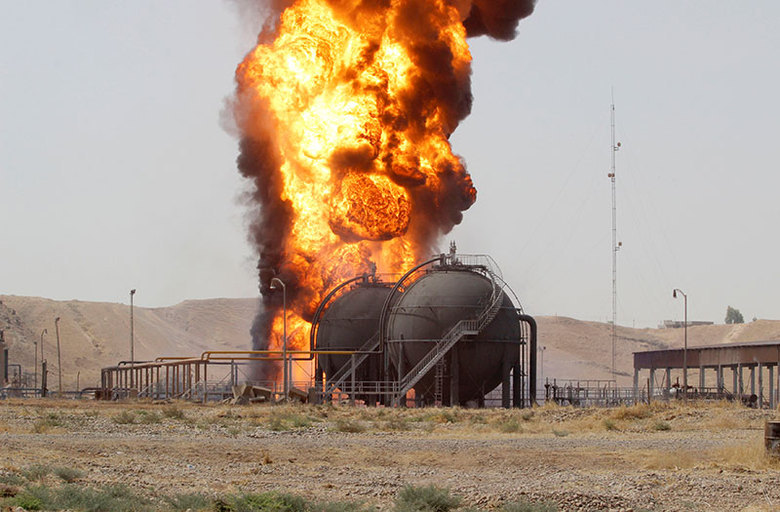 Usina de energia que abastecida com petróleo pega fogo após ataque do Estado Islâmico em Kirkuk, no Iraque, neste domingo (31). Um homem com uma pistola e granadas invadiu a área e arremessou os artefatos contra os estoques de petróleo