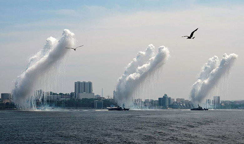 Gaivotas disputam o céu com as baterias antiaéreas da Rússia, durante demonstração de força para comemorar o Dia da Marinha, neste domingo (31) em Vladivostok 