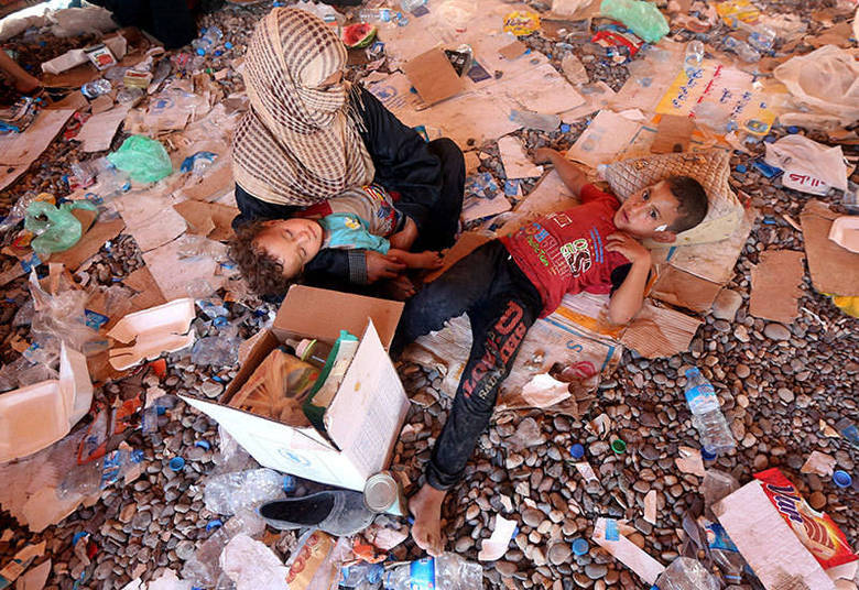 Mulher que fugiu das atrocidades do Estado Islâmico protege os filhos na cidade de Mossul, no Iraque