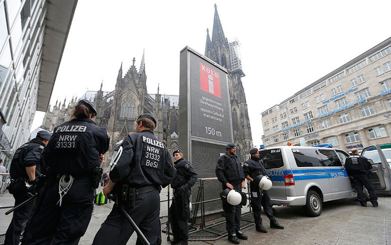 Polícia alemã acompanha protesto em favor do presidente da Turquia, Tayyip
Erdogan, em Colônia neste domingo (31)