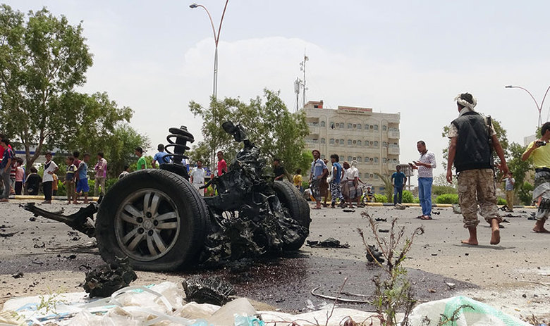 Destroços de carro-bomba que explodiu neste domingo (31) perto do porto de Aden, no Iêmen