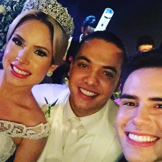 O apresentador Luiz Bacci foi um dos convidados e publicou uma selfie com os noivos nas redes sociais.— Toda felicidade do Mundo para os noivos Wesley e Thyane 