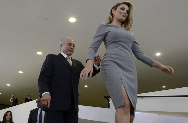 Marcela Temer escolheu um vestido cinza, com discreta fenda na coxa direita, que, apesar de discreto, deixou em evidência sua beleza