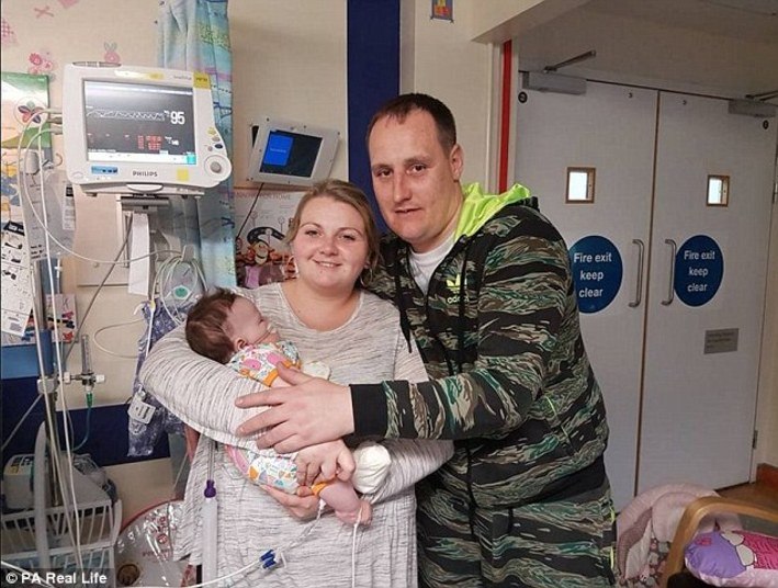 A menina foi medicada com um fluido na espinha na
região da lombar, medicação para meningite viral. 

A mãe relembra o momento terrível pelo qual passou: 

— A cesariana ocorreu após um exame de rotina, e
nem mesmo meu marido estava presente na hora do parto. Eu não sabia se minha
filha estava bem, os médicos não me informavam de nada, só diziam que estavam
cuidando dela 