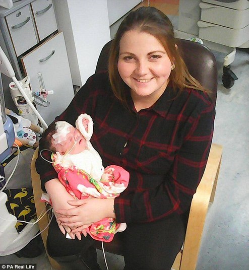 Pouco tempo depois, ela foi transferida para o
Hospital Infantil de Birmingham, onde está até os dias de hoje. Após três
semanas de vida, os médicos disseram que os antibióticos tinham funcionado e
que a meningite havia sido curada. Eles têm feito varreduras do cérebro e tudo
parece bem, mas os médicos advertiram que o ocorrido pode fazer com que a
criança tenha um desenvolvimento mais lento que o normal. Mas para os pais,
isso não é um problema.

— Ela está aqui, e isso é tudo que importa