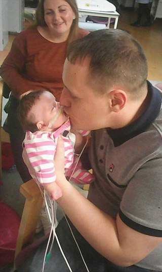 
Segundo a mãe, 'não houve palavras incompreendidas'. — Eles disseram
que era provável que nossa filha não estivesse mais conosco em poucos dias. No entanto, aos seis dias de idade, a saúde da
menina começou a melhorar e os pais finalmente receberam a notícia de que ela
estava fora de perigo