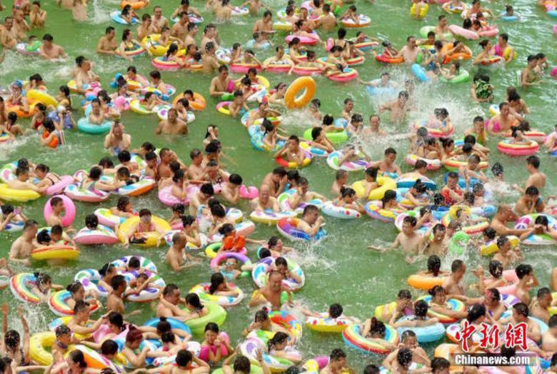 De acordo com a imprensa oficial chinesa, pelo menos 19 pessoas morreram em decorrência da onda de calor nos últimos meses(Com informações do Shanghaiist)