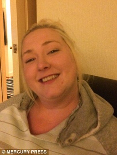 A CVS normalmente é diagnosticada em
crianças, e os médicos não sabem dizer o que provocou a doença em Sophie. Ela
relembra o início do problema: 
— Eu acordava de manhã com muita fome,
e sempre que comia, vomitava. Eu tinha crises de refluxo, mas nada tão
dramático quanto isso. Apesar da falta de saúde, a perda de peso até que me
deixou feliz. No entanto, estou com um excesso de pele que tem destruído a
minha autoestima. Me sinto uma idosa, em todos os sentidos da palavra