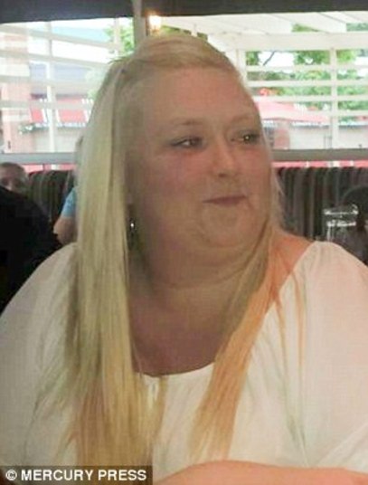 A jovem pesava 154 kg quando foi
acometida por CVS (Síndrome do Vômito Cíclico, na sigla em inglês), em julho do
ano passado. O ciclo era constante: a cada três meses, a jovem passava três
semanas vomitando cerca de cinco vezes por hora. Isso fez com que ela perdesse
86 kg em apenas 12 meses