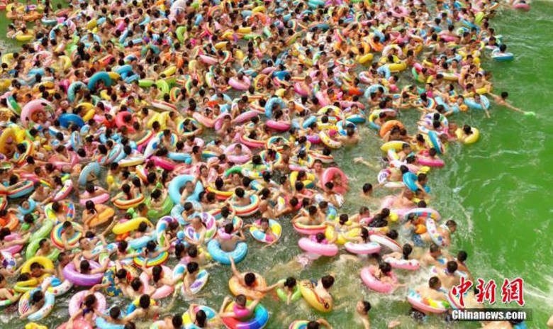 Mais de 6.000 pessoas visitaram o parque aquático — que supostamente poderia receber até 10.000 visitantes simultâneos — neste domingo (14) Mais de 6.000 pessoas visitaram o parque aquático — que supostamente poderia receber até 10.000 visitantes simultâneos — neste domingo (14)