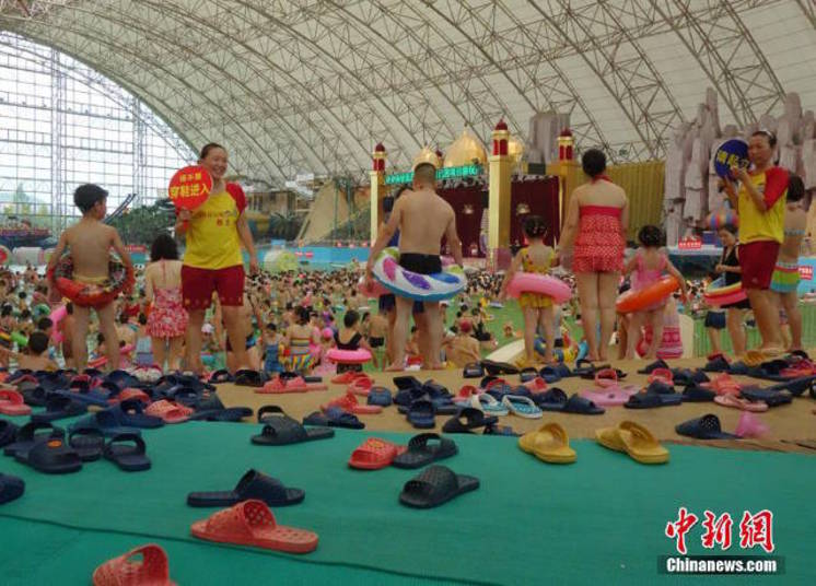 O calor intenso também foi um incentivo para levar os chineses para a piscina O calor intenso também foi um incentivo para levar os chineses para a piscina