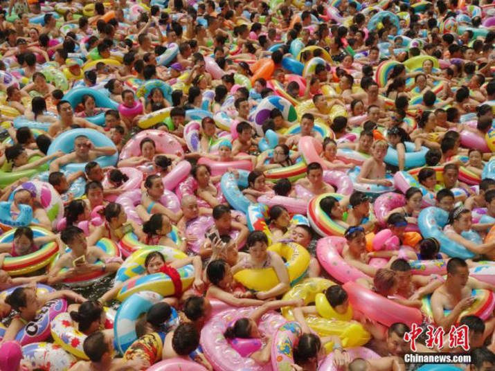 Algumas pesquisas estimam que nadar por apenas uma hora nessa piscina pode ter o mesmo efeito para o corpo humano que oito horas de sono Algumas pesquisas estimam que nadar por apenas uma hora nessa piscina pode ter o mesmo efeito para o corpo humano que oito horas de sono
