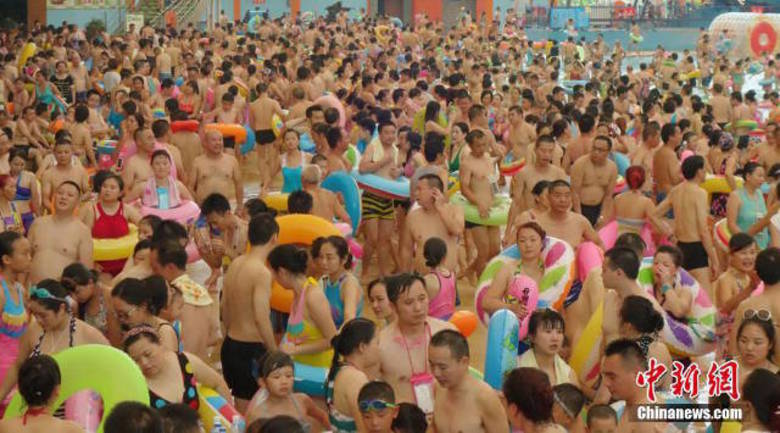 Mas o parque aquático das fotos não é apenas uma piscina comum Mas o parque aquático das fotos não é apenas uma piscina comum