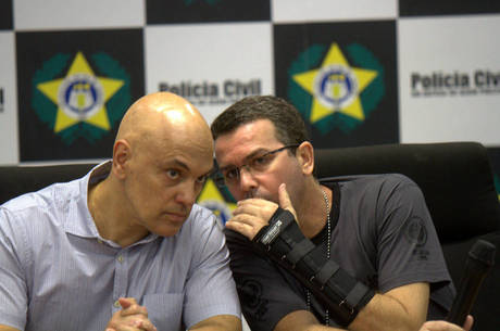 Ministro Alexandre de Moraes participou de coletiva da Polícia Civil após operação em busca de suspeitos de matar soldado na Maré