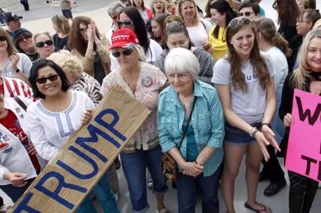 Apoiadores de Trump aceitam medidas durante evento hipotético<br />