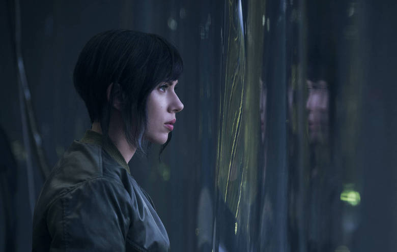 Scarlett Johansson em Ghost In The ShellA atriz também virou alvo de polêmica ao interpretar a personagem central da história, que é japonesa. Sem falar especificamente da polêmica, Scarlett disse durante um evento de cinema que é preciso que existam pontos de vista diferentes e que os estúdios fazem os filmes, mas que os espectadores precisam sempre falar alto o que querem assistir. Ela disse ainda que incentiva as pessoas a pedirem mais diversidade em Hollywood