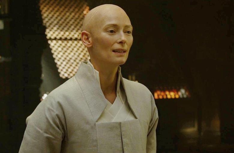 Tilda Swinton em Doutor EstranhoA atriz foi escolhida para viver o Ancião, figura mítica dos quadrinhos Marvel que é, na verdade, tibetano. O roteirista C. Robert Cargill disse em entrevista que o ancião era um estereótipo racista vindo de uma região politicamente frágil, e este foi um dos motivos para a mudança. Tilda declarou ao Entertainment Weekly que as pessoas vão entender melhor sua escalação ao ver o filme. — Todos que peçam por mais representatividade do mundo diverso no qual vivemos me terá ao seu lado. Acho que quando as pessoas assistirem a este filme, poderão ver que tudo vem de um lugar diverso, de várias maneiras. Talvez o mal-entendido ao redor deste filme traga a oportunidade para que essa voz seja ouvida, e eu não vou contra isso de maneira alguma. Mas eu acho que quando as pessoas assistirem ao filme, perceberão que não é necessariamente um alvo desta voz.A Marvel também divulgou um comunicado sobre a polêmica.— A Marvel tem um histórico forte de diversidade na escalação de seus filmes e regularmente se afasta de estereótipos e de material-base para trazer o Universo Cinematográfico à vida. O Ancião é um título que não é exclusivo de algum personagem, mas sim algo passado ao longo do tempo, e nesta encarnação em particular é celta. Estamos orgulhosos de ter a talentosíssima Tilda Swinton interpretando este personagem único e complexo junto com nosso elenco rico em diversidade 