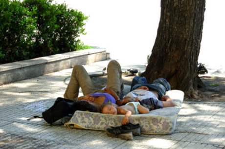 Moradores de rua dormem em uma calçada de Buenos Aires