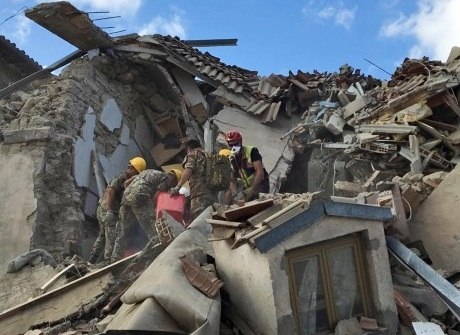 Equipes de resgate lutam para salvar soterrados por terremoto