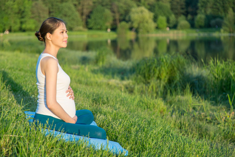 Por
volta da 25 semana, o beb comea a fazer movimentos que lembram o ato de
espreguiar. Nesse estgio,  natural que a me veja a barriga se agitar. 
possvel tambm notar que seu filho reage a sons e  voz das pessoas prximas,
pois j  capaz de ouvirAssista  Record onde e quando quiser