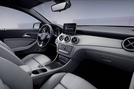 Interior mudou pouco, a tela é compatível ao Apple CarPlay