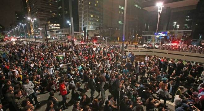 Manifestantes contrários ao governo Michel Temer na praça dos Ciclistas