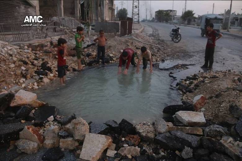 Uma série de imagens divulgadas na última quarta-feira (31) mostram crianças sírias de um bairro de Aleppo brincando em uma piscina improvisada em meio aos escombros de sua própria casa. Uma nota divulgada pelo centro de mídia de Aleppo diz que o buraco cheio d'água é resultado da explosão de uma bomba