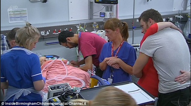 O episódio trágico foi ao ar ontem à noite na TV britânica, e mostra Leyton sendo levado para o hospital depois que seu pai tentou reanimá-lo em casa — onde o coração da criança parou de bater após o incidente de asfixia