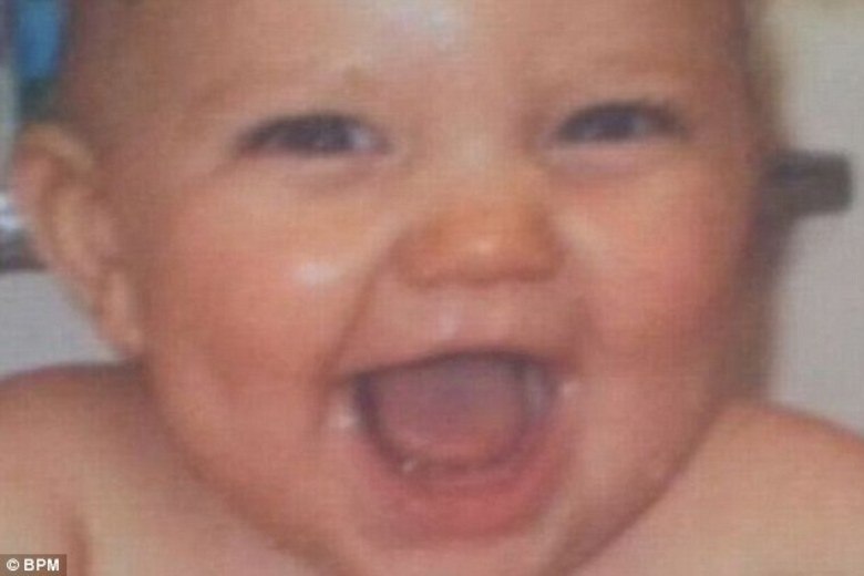 Leyton parou de respirar depois de acidentalmente engolir um pequeno pedaço de plástico. Seu pai — que havia feito um curso de primeiros socorros — foi forçado a realizar uma ressuscitação quando o coração de seu filho parou